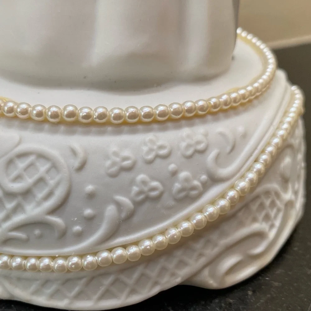 EHW Wedding Cake Bride & Groom Topper/Music Box 